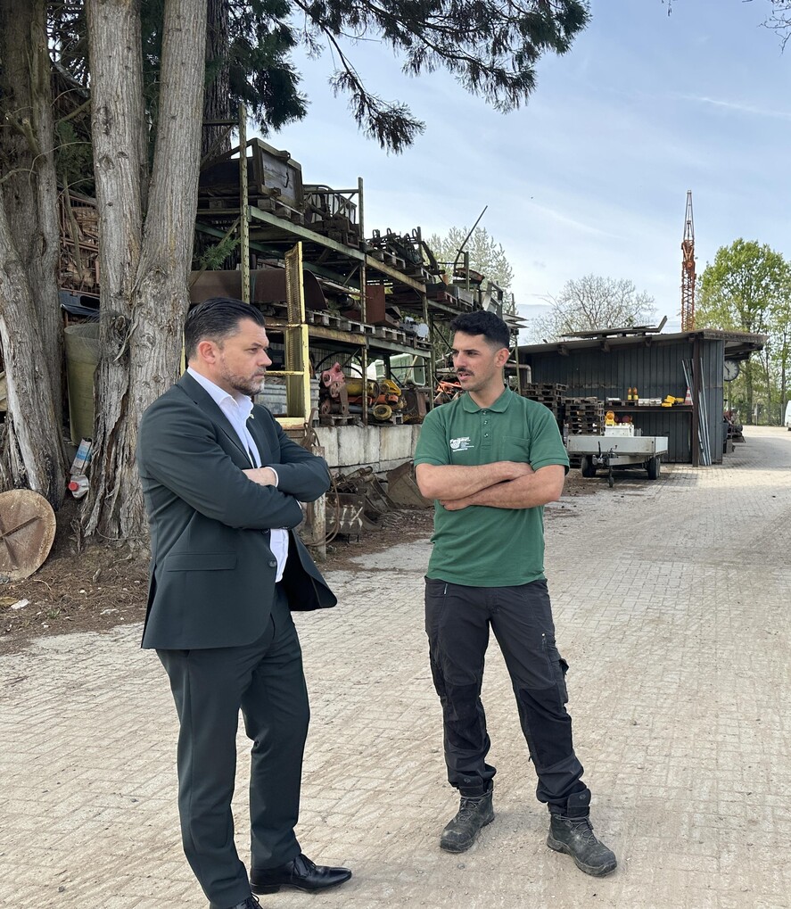 Brückenschlag zwischen Verwaltung und Baustelle: Bürgermeister Andreas Heck im Gespräch mit Geschäftsführer Steffen Feger. Brückenschlag zwischen Verwaltung und Baustelle: Bürgermeister Andreas Heck im Gespräch mit Geschäftsführer Steffen Feger.