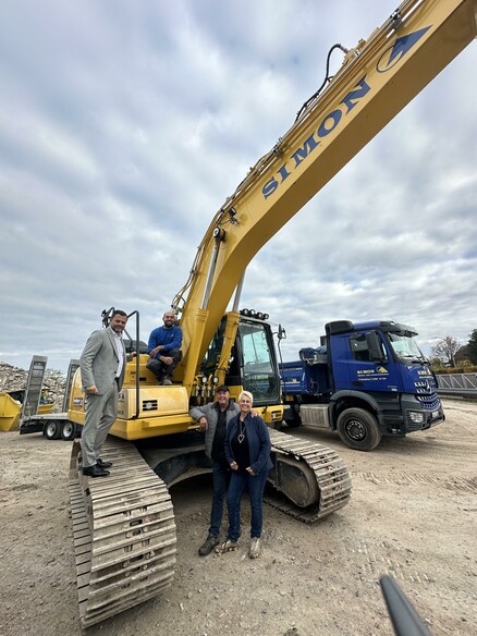 Moderne Technik und zukunftsorientierte Arbeitsweise: Ob präzises Freilegen mit dem Saugbagger oder digitale Steuerung am Bagger – die Familie Simon demonstriert gemein-sam mit Bürgermeister Andreas Heck den innovativen Maschinenpark des Betriebs.