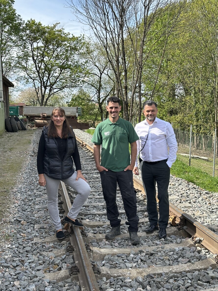 Spezialgebiet Gleisbau: (v.r.n.l.) Bürgermeister Andreas Heck sowie Steffen und Silvia Feger am Übungsgleis des Diersburger Fachbetriebs. Spezialgebiet Gleisbau: (v.r.n.l.) Bürgermeister Andreas Heck sowie Steffen und Silvia Feger am Übungsgleis des Diersburger Fachbetriebs.