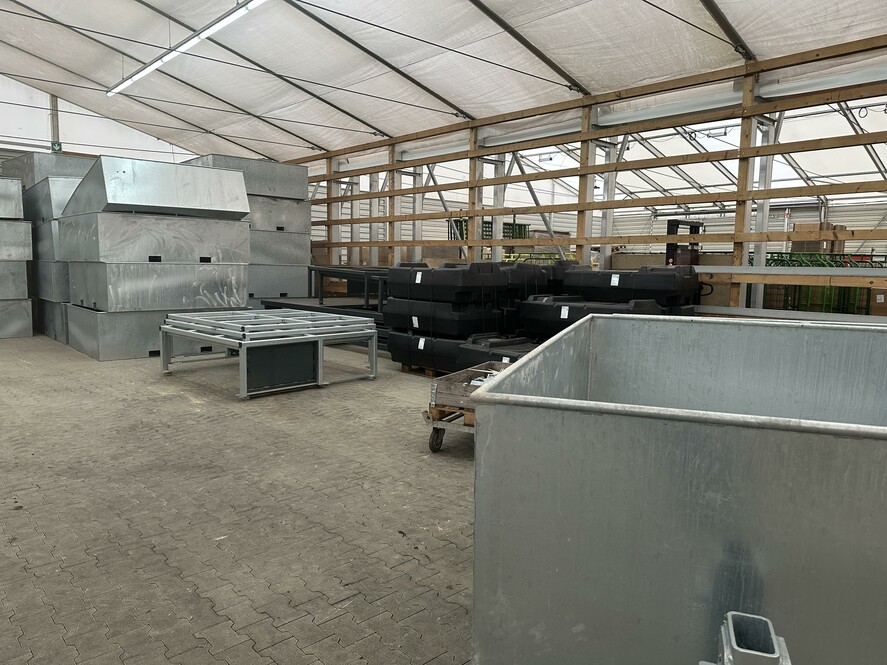 Firmenbesuch bei Simontrees: Zwischen Containern, moderner Technik und nachhaltigen Konzepten gibt die Familie Simon Einblicke in das innovative Schwesterunternehmen des Garten- und Landschaftsbaubetriebs.