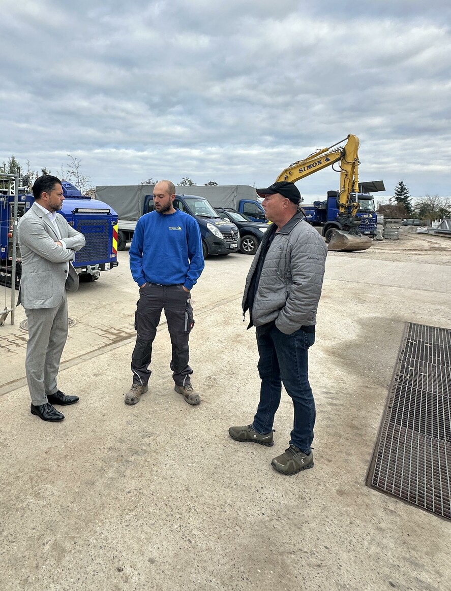Bürgermeister Andreas Heck im Austausch mit der Familie Simon auf dem Firmengelände – Einblick in Alltag, Technik und Projekte des Betriebs.