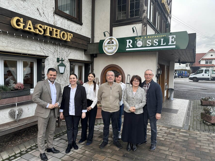 Bürgermeister Andreas Heck (links) mit Inhaberin Olga Saretschnew sowie einem Teil der Belegschaft vor dem wiedereröffneten Restaurant „GO ESSEN im RÖSSLE“ in Hofweier.