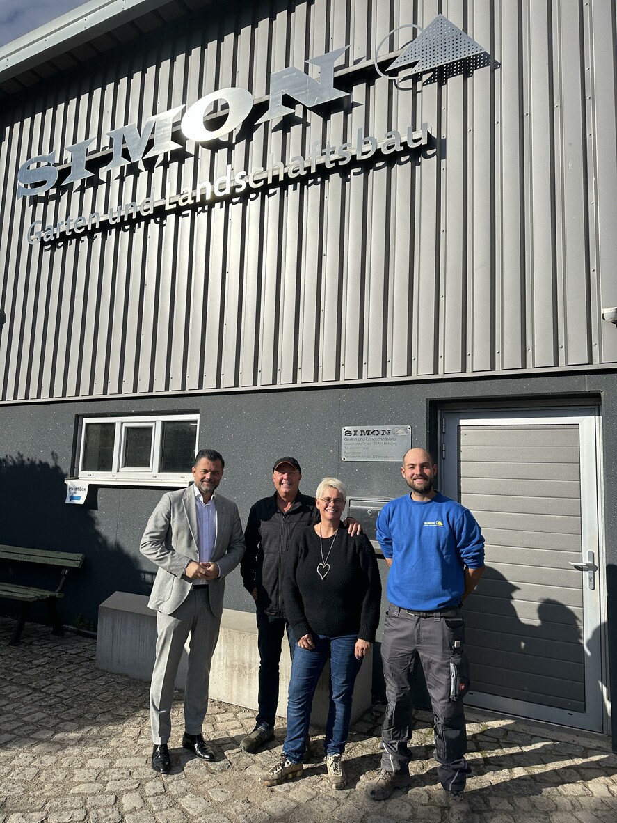 Bürgermeister Andreas Heck gemeinsam mit Thomas, Sigi und Jeremias Simon vor dem Betriebsgebäude am Bauhof.