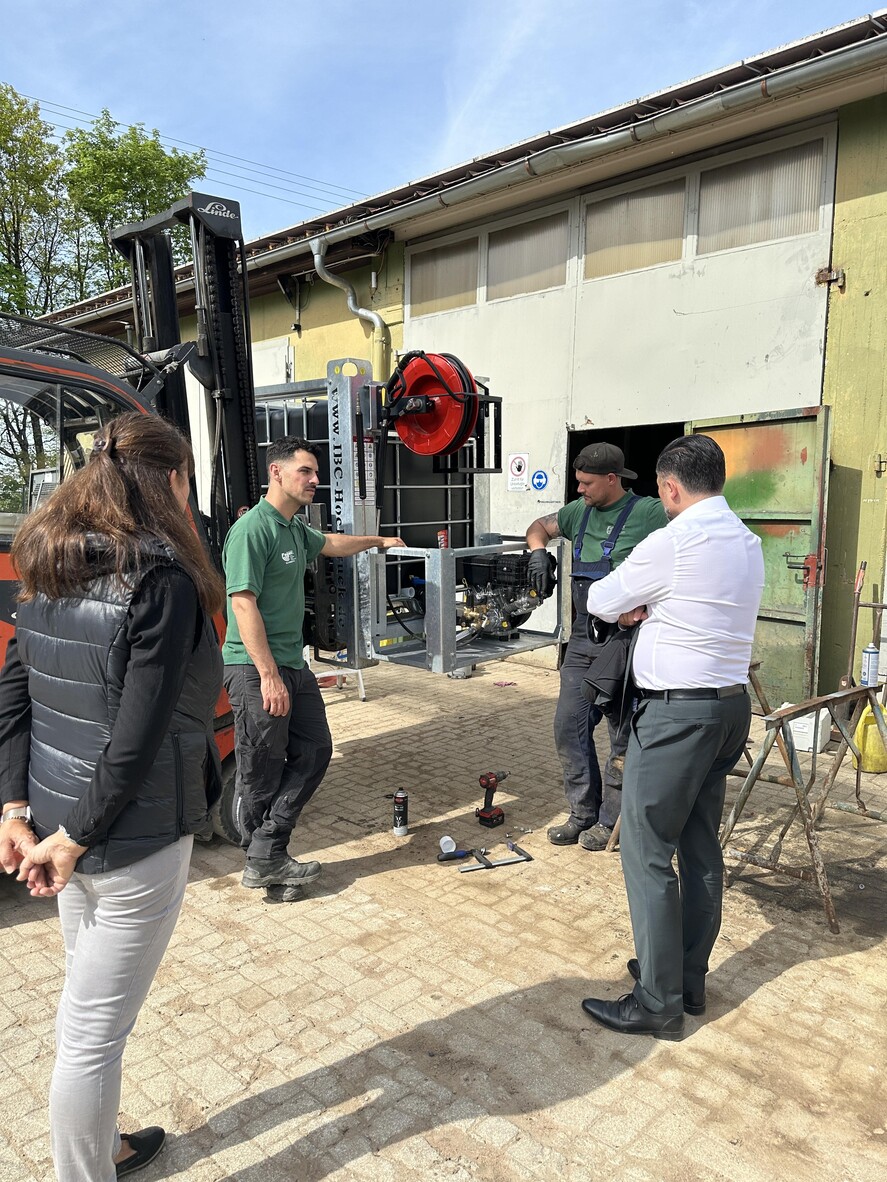 Hand in Hand: Ohne die eigene Werkstatt wäre der reibungslose Ablauf auf den Baustellen nicht denkbar. Hand in Hand: Ohne die eigene Werkstatt wäre der reibungslose Ablauf auf den Baustellen nicht denkbar.