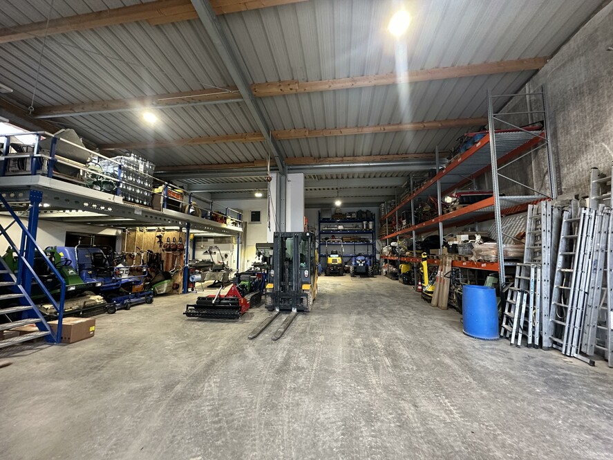 Der modern ausgestattete Maschinen- und Lagerbereich des Familienbetriebs – hier wird Wartung, Reparatur und Materiallogistik effizient gebündelt.